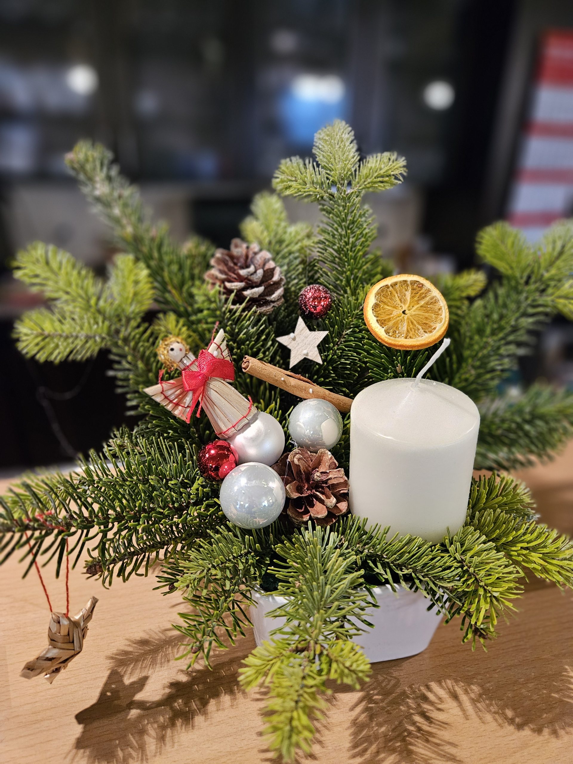 Weihnachtskugeln, Zimtstangen und Tannengrün
